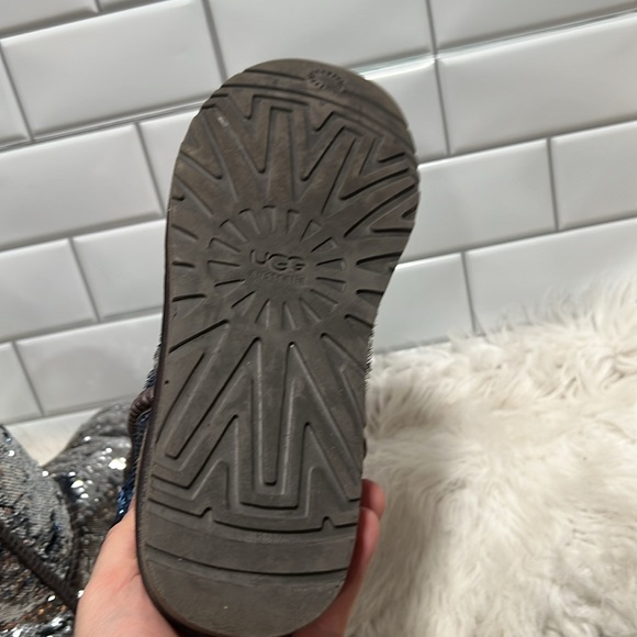 UGG Women's Classic Short Blue Silver Sequin Boots Booties Size 6 Sheepskin Fur - Picture 7 of 11